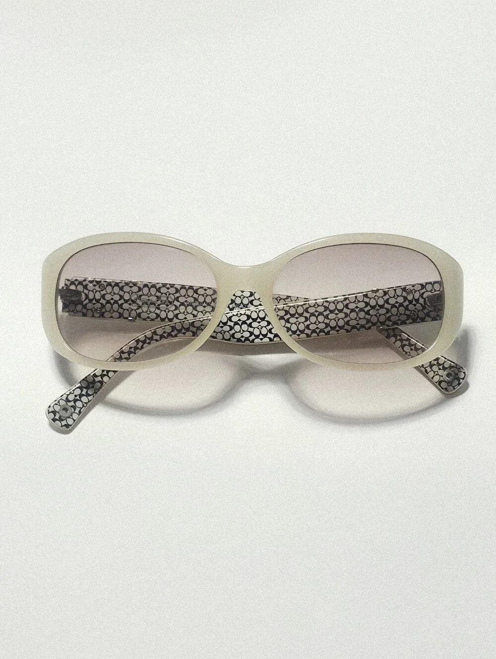 Coach HC8046 Ivory Signature Sunglasses with Case Women Authentic Used
